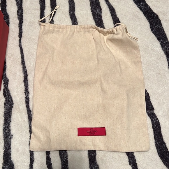 Valentino ROCKSTUD FLAT RUBBER SANDAL - Picture 4 of 4